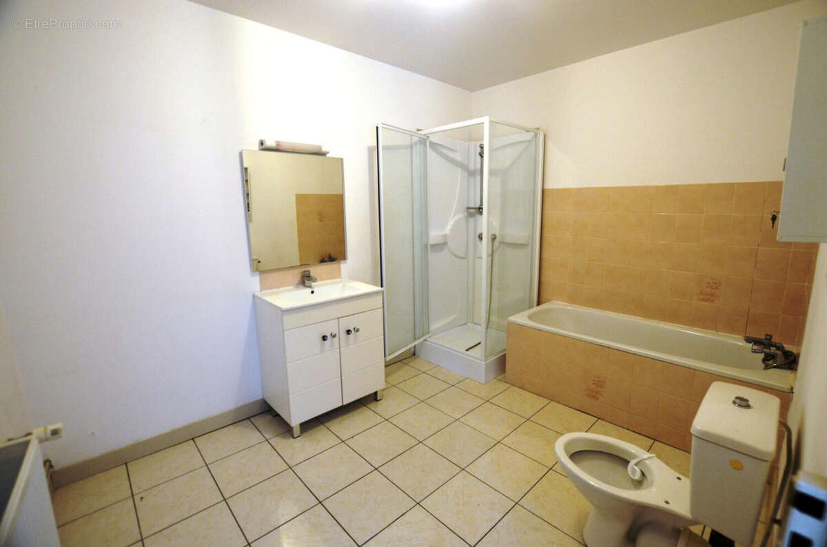 11- Salle de bains - Bathroom 1 - Maison à CASTERA-VERDUZAN