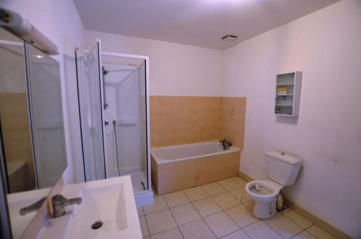 12 - Salle de bains - bathroom 2 - Maison à CASTERA-VERDUZAN