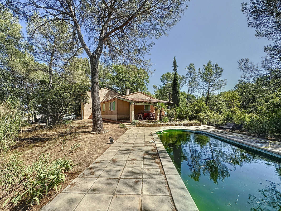 Maison à CHATEAUNEUF-LE-ROUGE