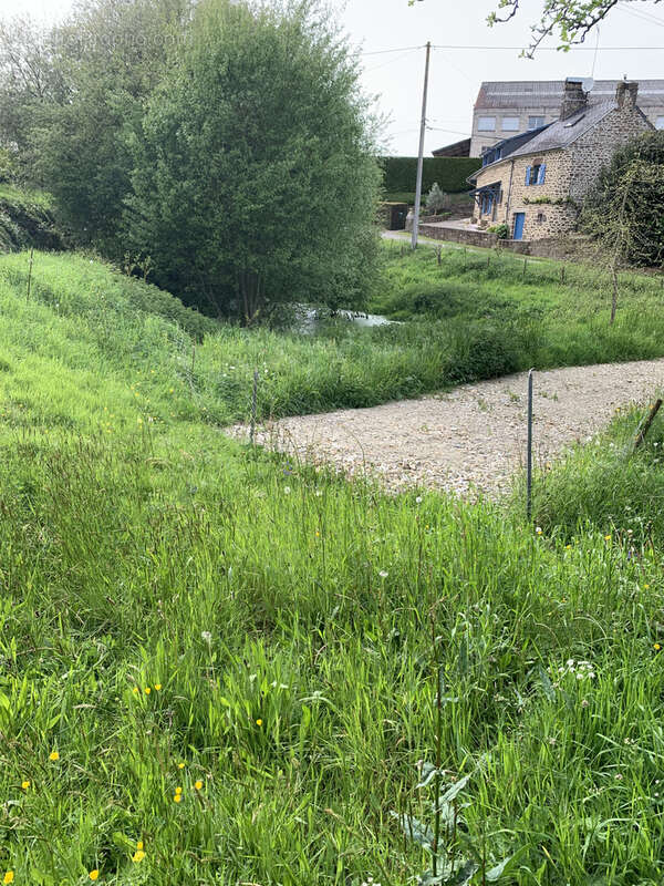 Terrain à AMBRIERES-LES-VALLEES