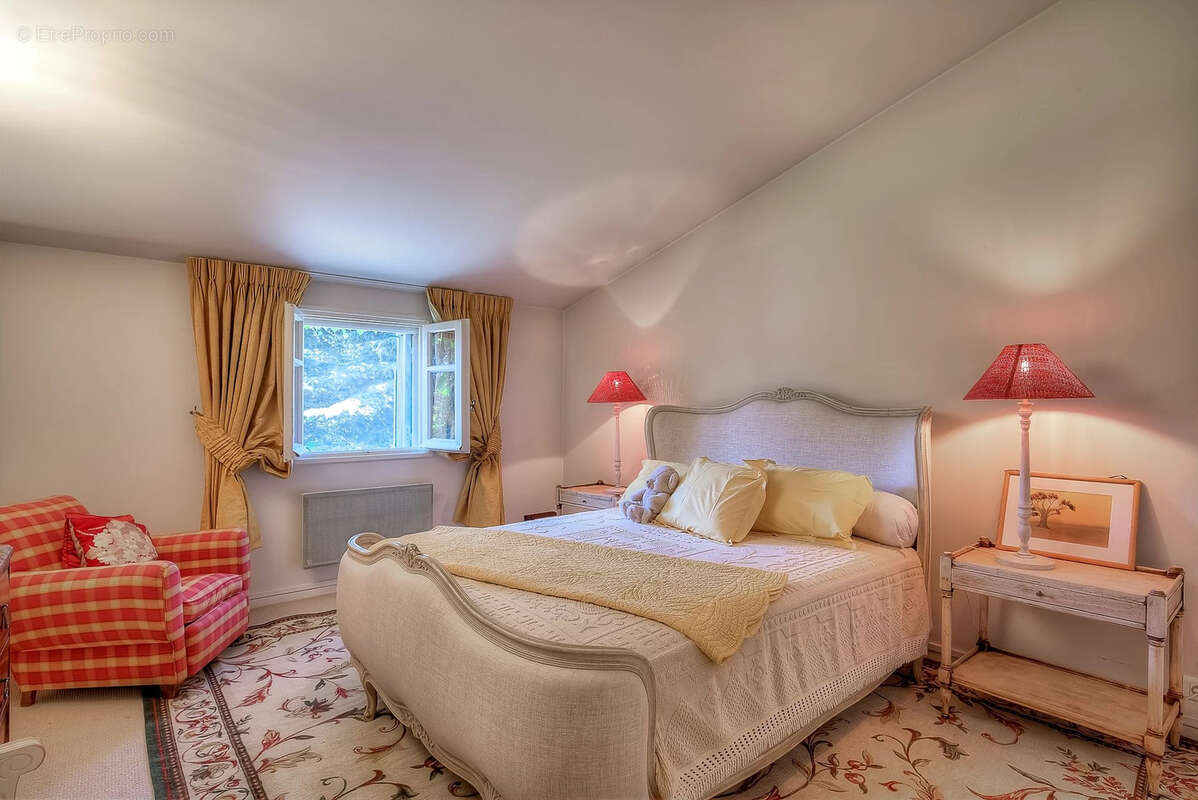 Maison à CHATEAUNEUF-GRASSE