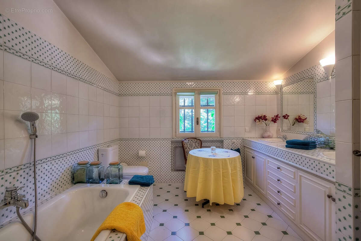 Maison à CHATEAUNEUF-GRASSE