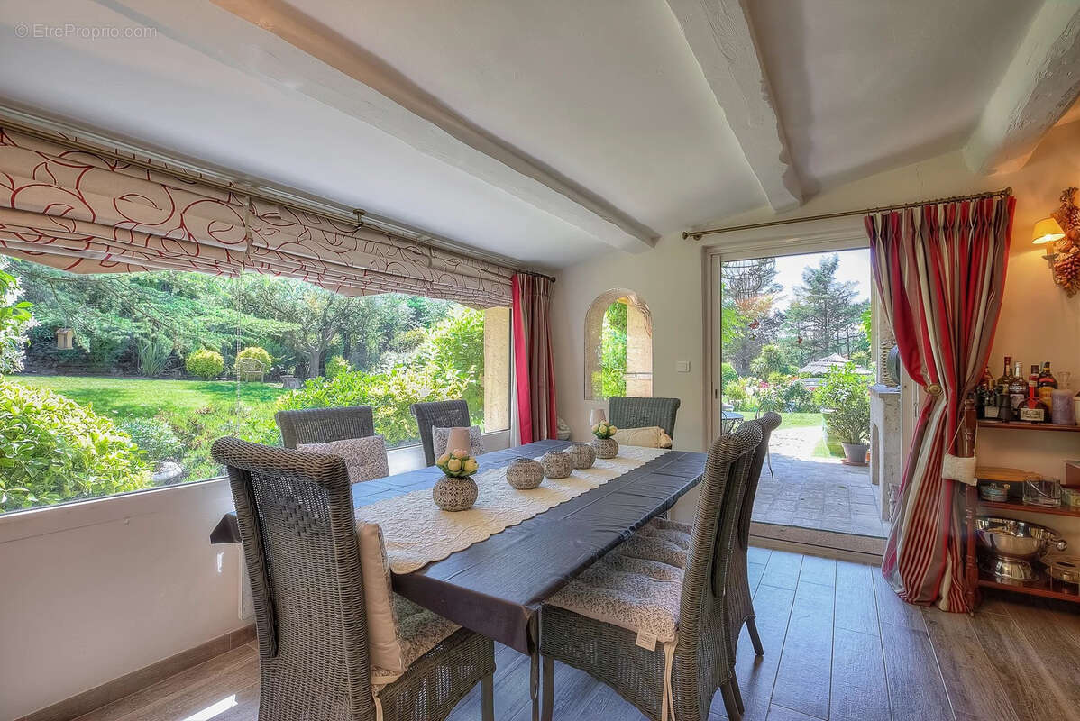 Maison à CHATEAUNEUF-GRASSE