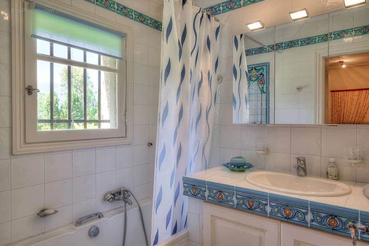 Maison à CHATEAUNEUF-GRASSE