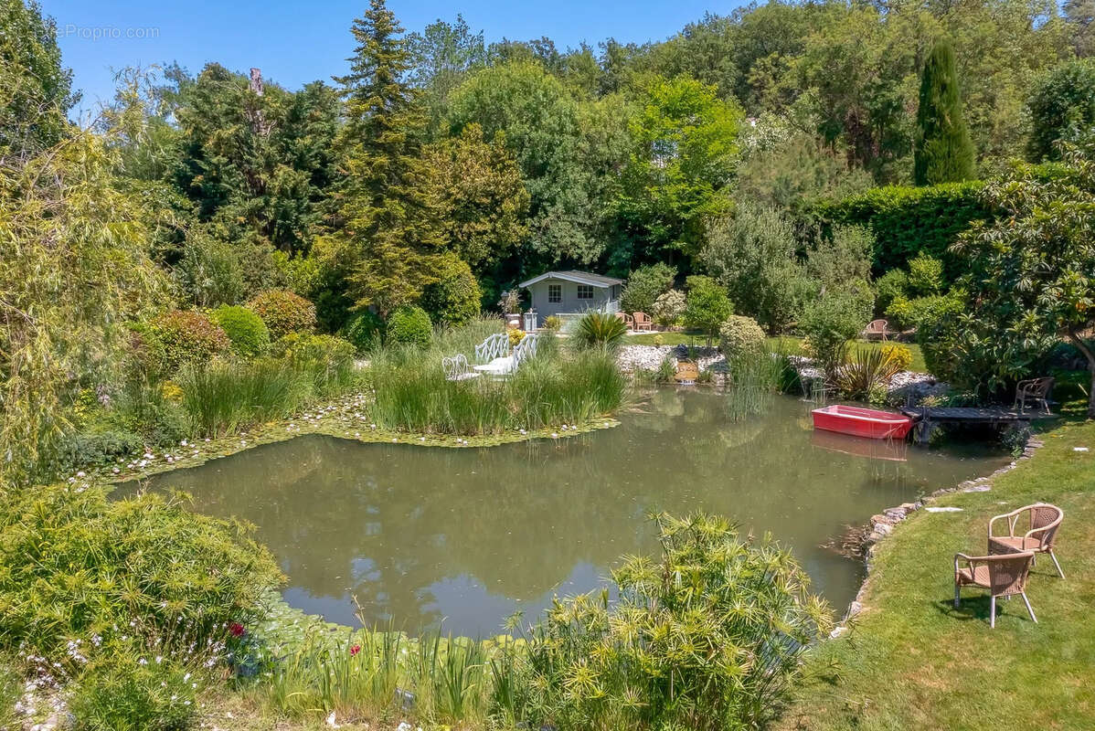 Maison à CHATEAUNEUF-GRASSE