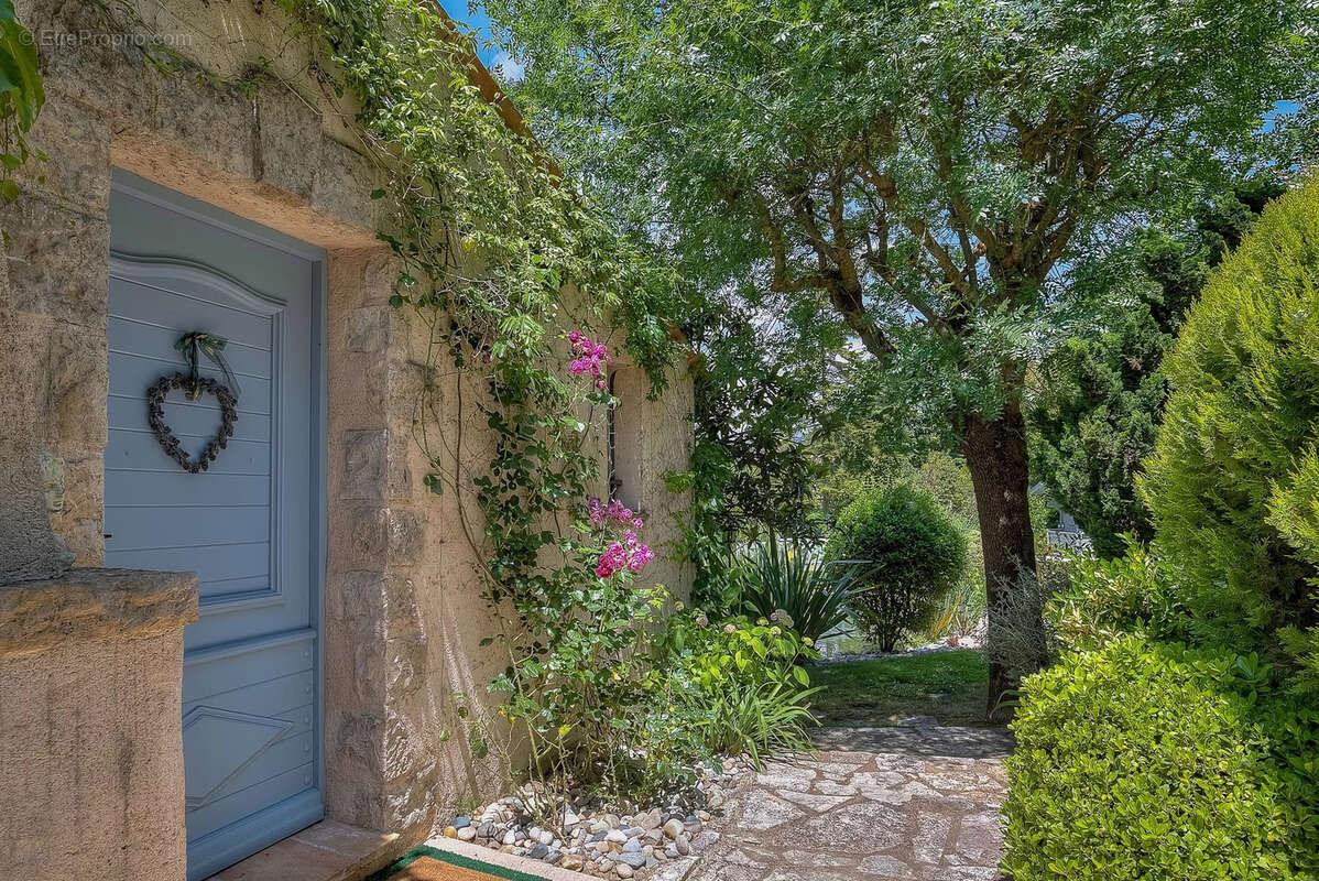 Maison à CHATEAUNEUF-GRASSE
