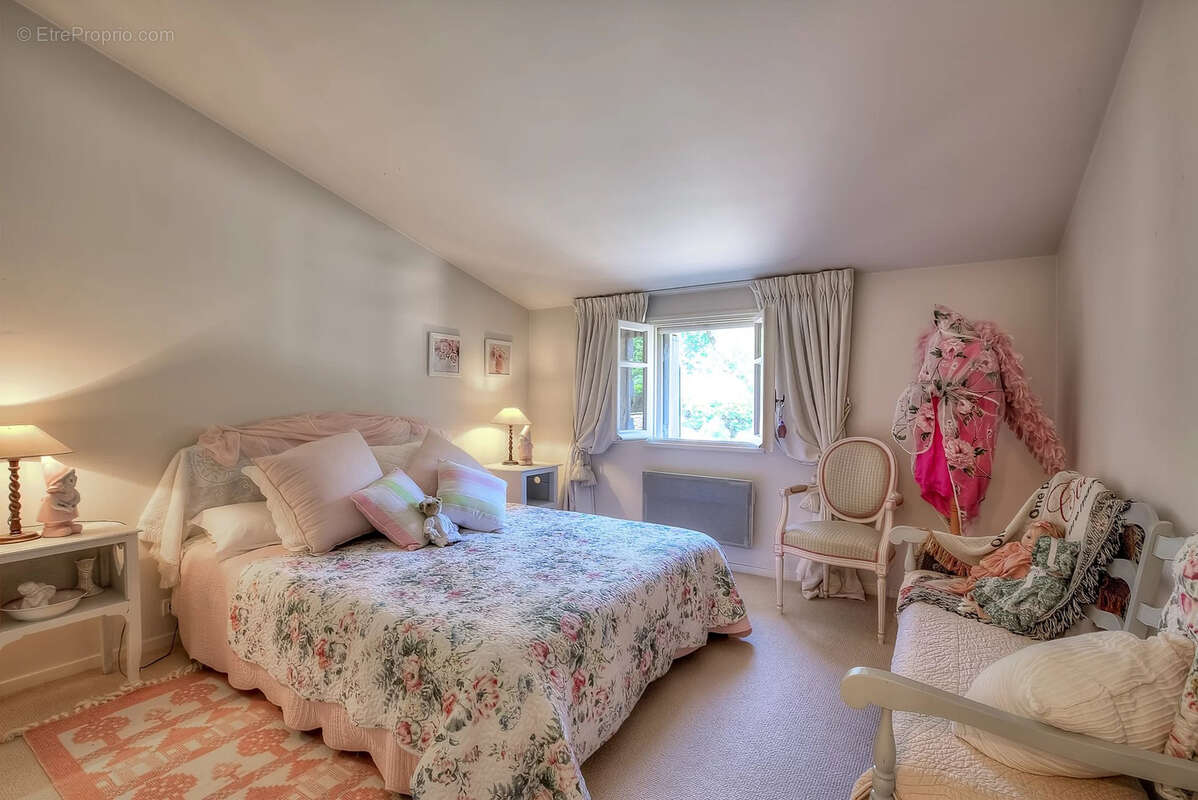 Maison à CHATEAUNEUF-GRASSE