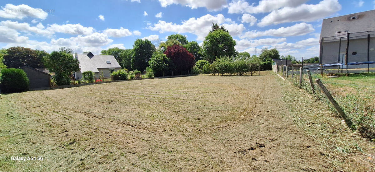 Terrain à EMIEVILLE