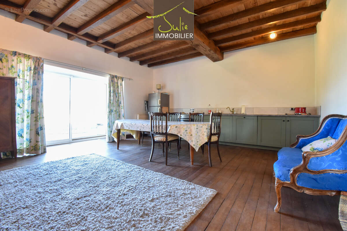 Maison à MONTRAVERS