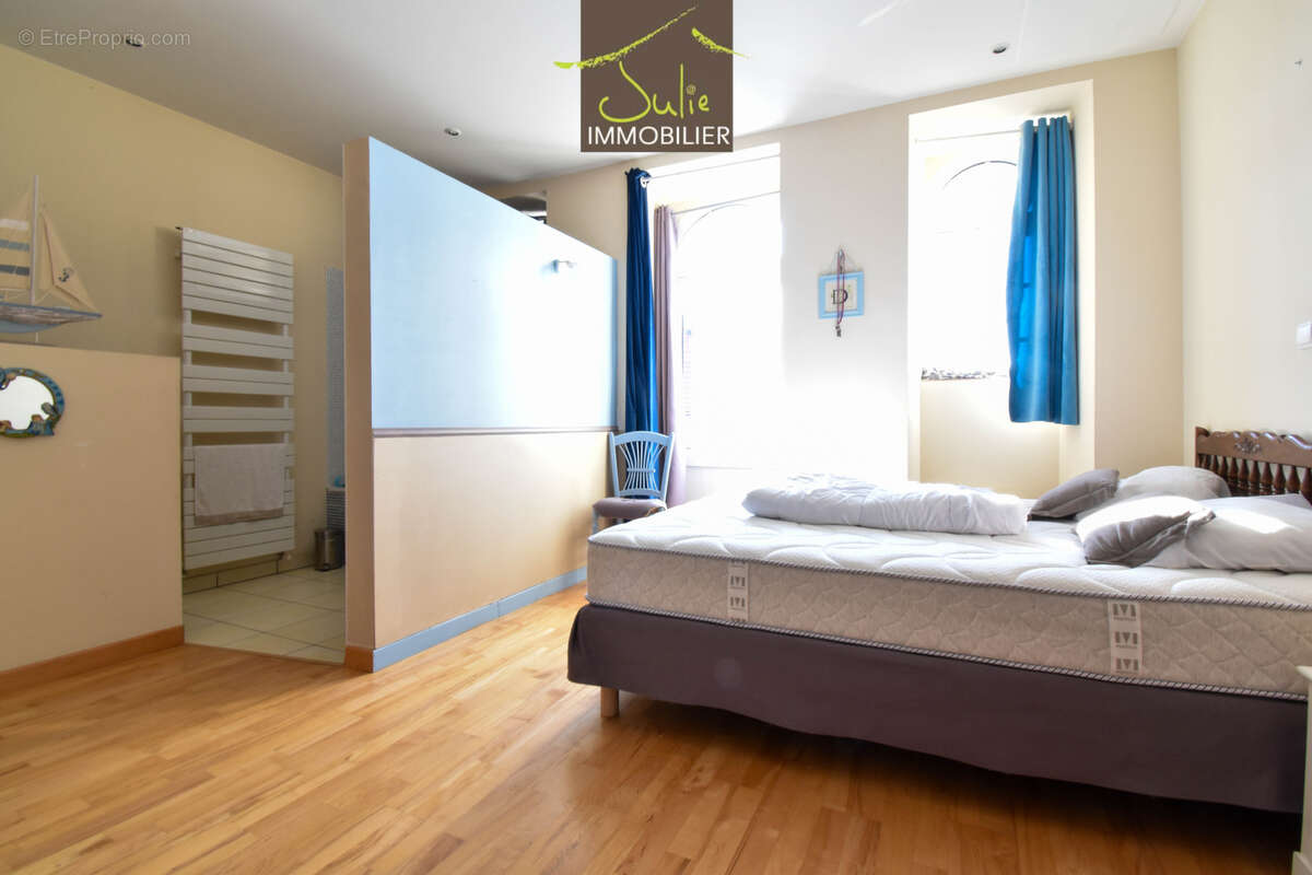 Maison à MONTRAVERS