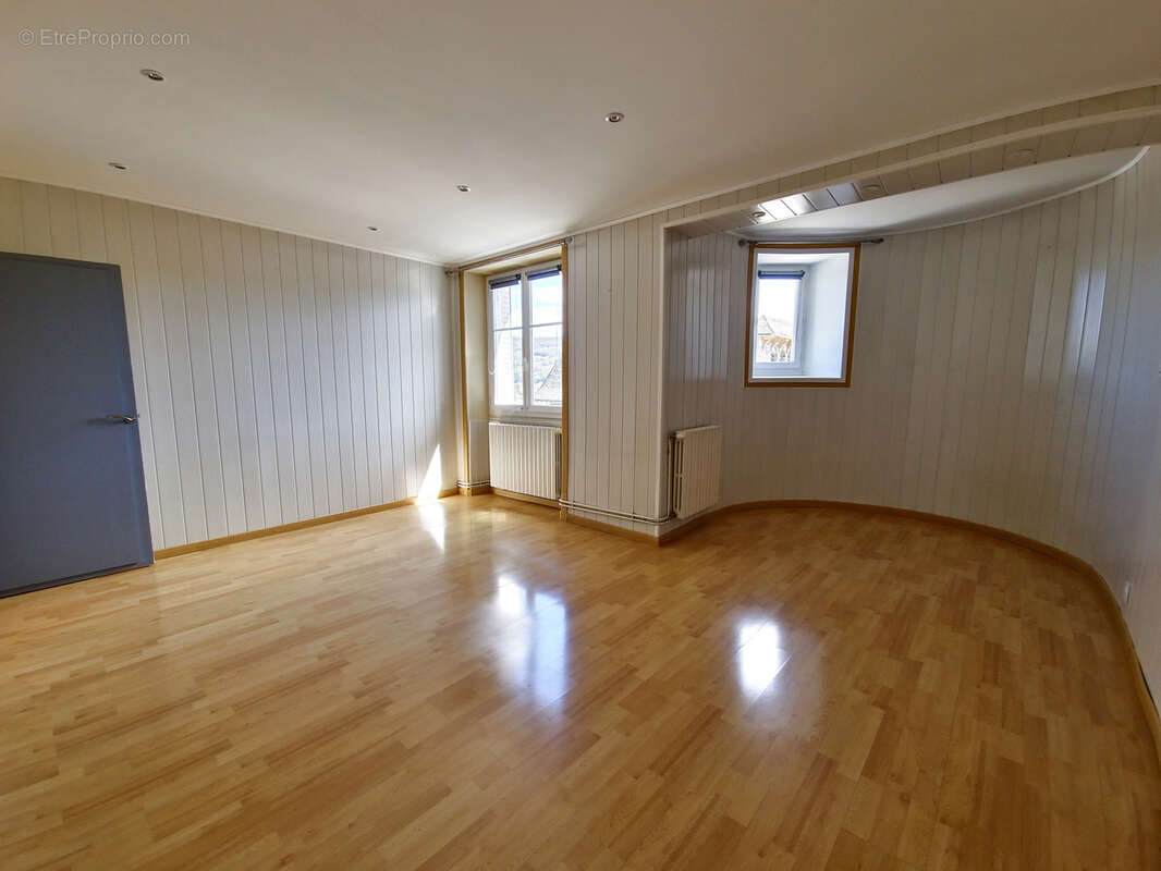 Appartement à POLMINHAC