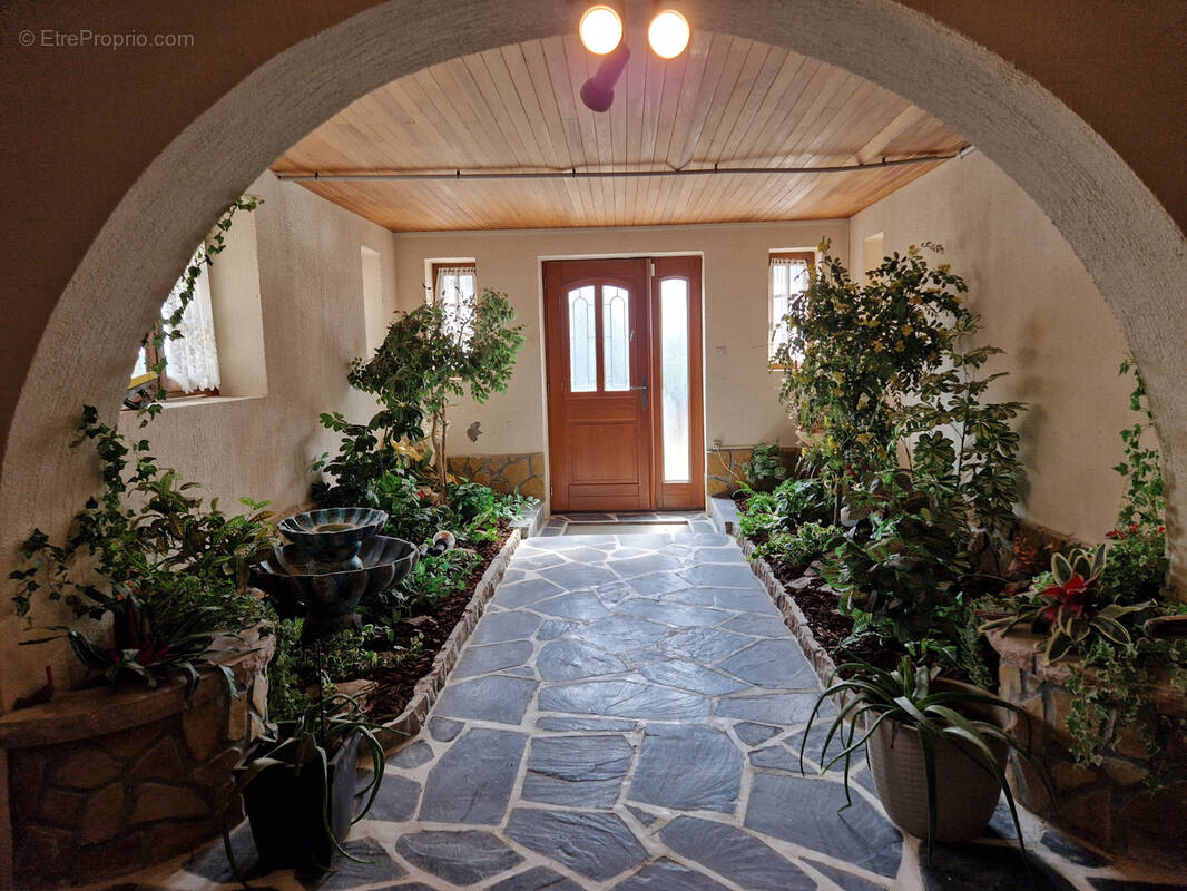 Maison à COURS-LA-VILLE