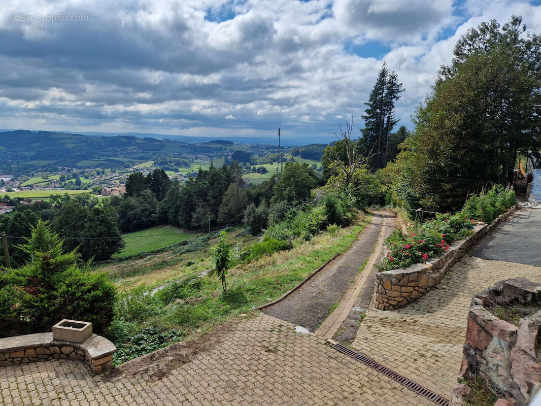 Maison à COURS-LA-VILLE