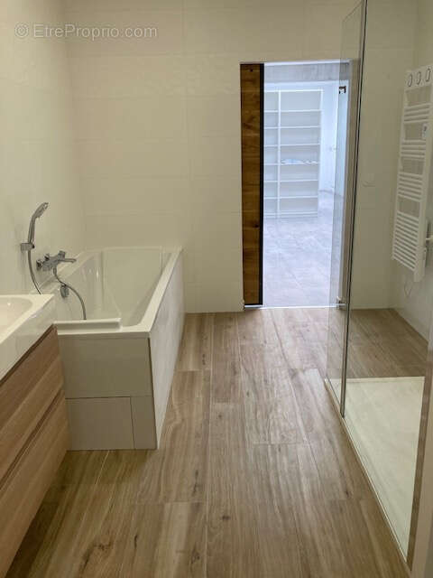 Commerce à CARQUEIRANNE