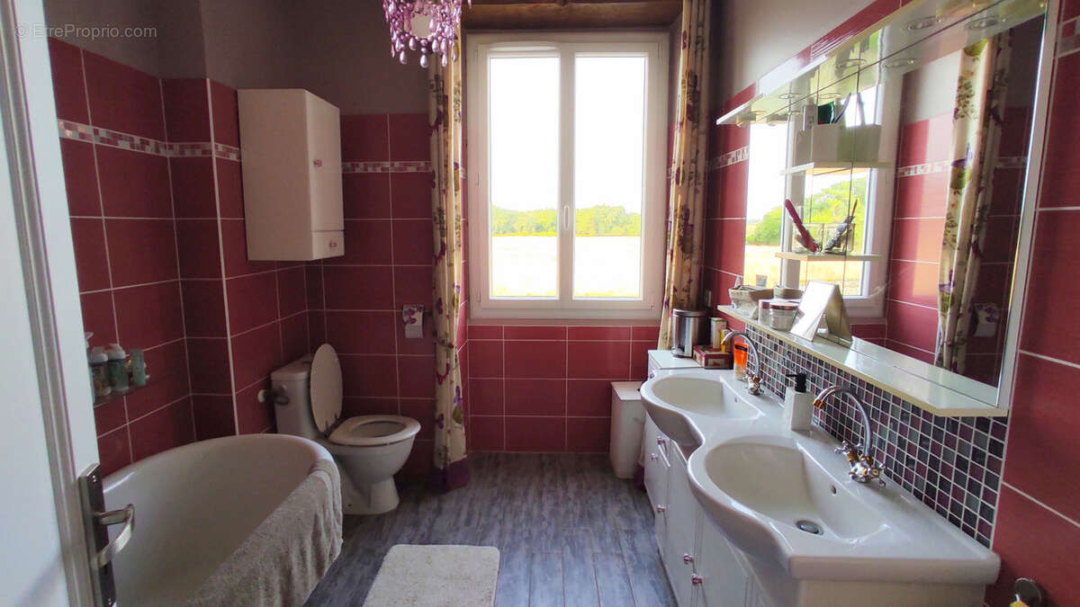 Maison à SAINT-GERVAIS-LES-TROIS-CLOCHERS