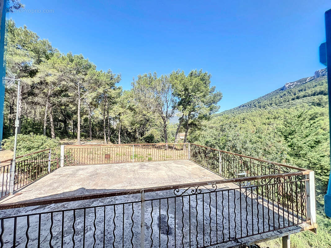 Maison à LE REVEST-LES-EAUX