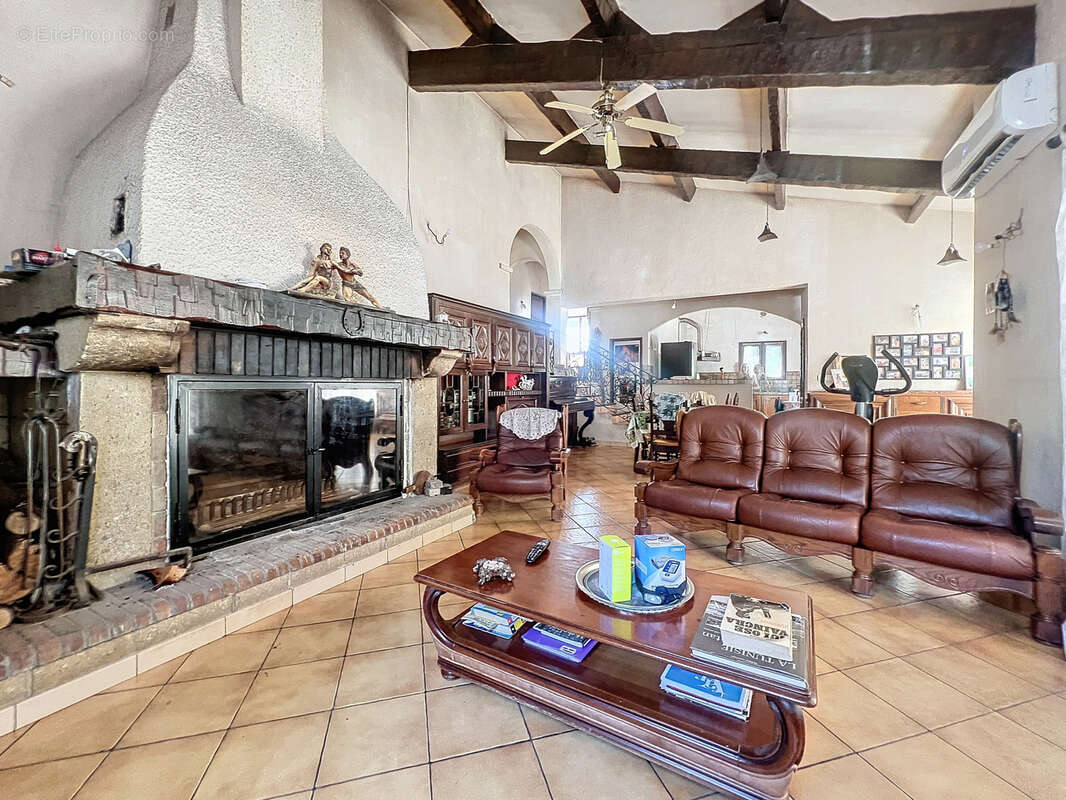 Maison à LE REVEST-LES-EAUX