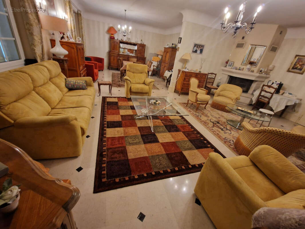 Maison à DUN-SUR-AURON