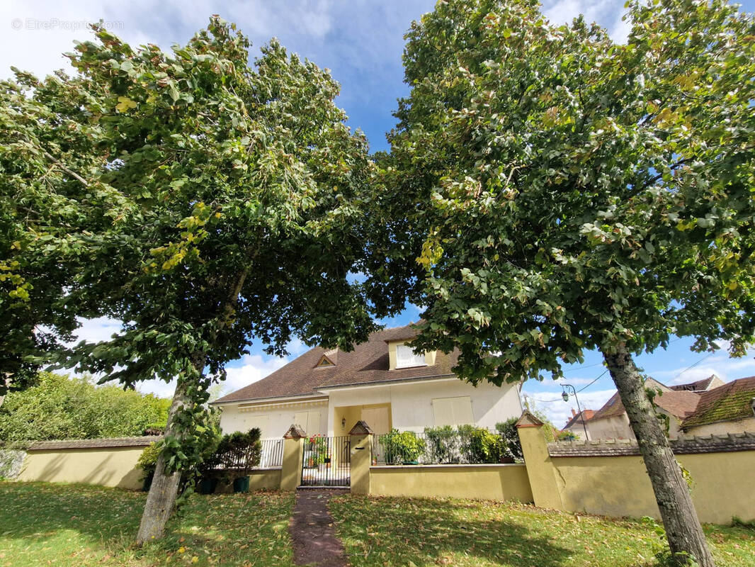 Maison à DUN-SUR-AURON