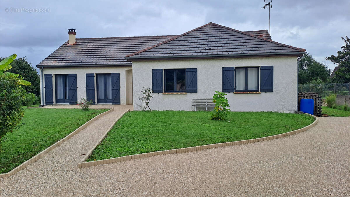 Maison à LA CELLE-SAINT-CYR