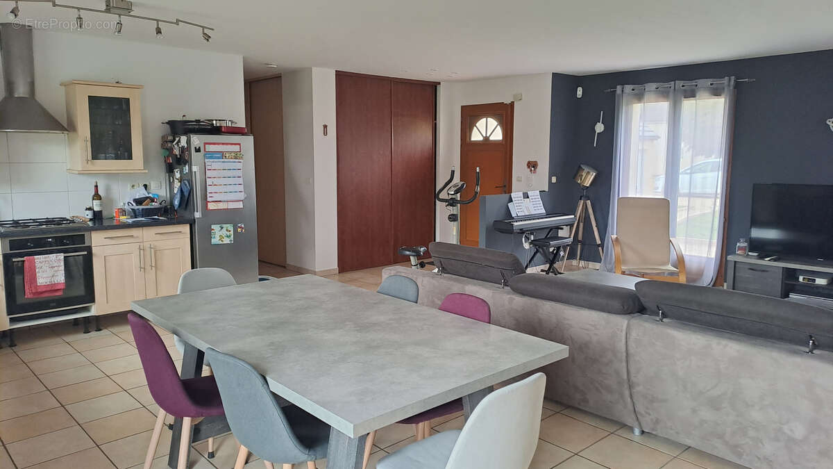 Maison à LA CELLE-SAINT-CYR