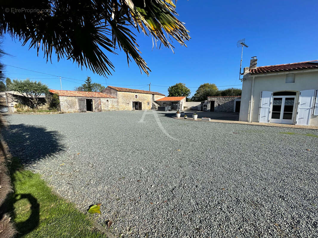 Maison à LA GRIPPERIE-SAINT-SYMPHORIEN