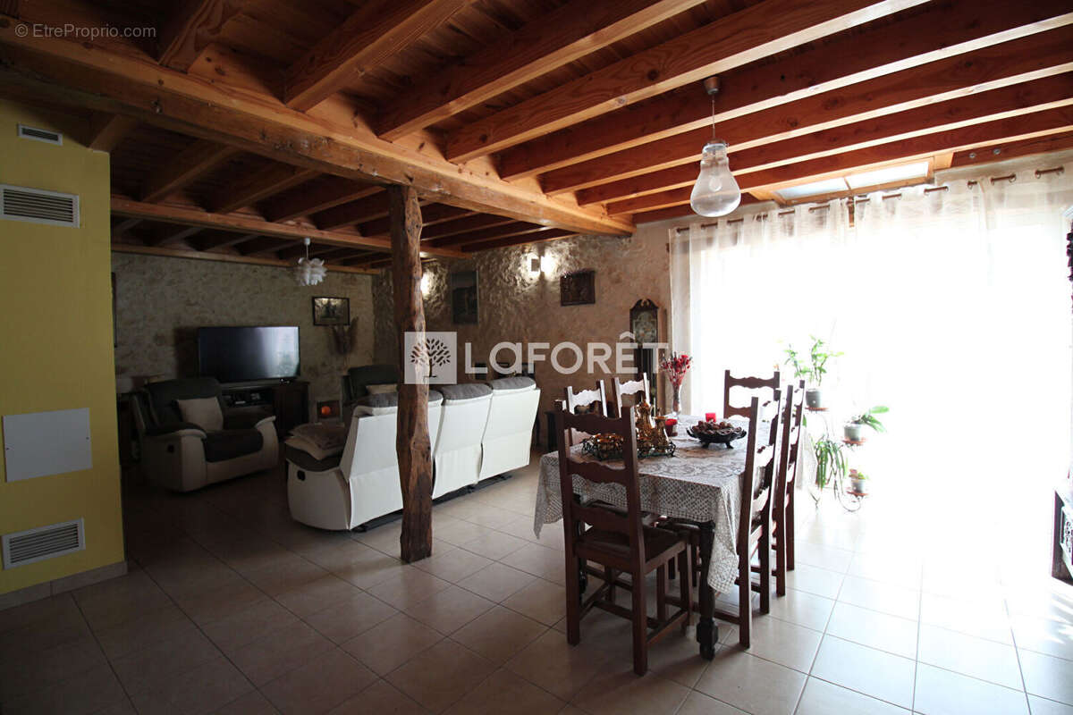 Maison à CONDAT-SUR-TRINCOU