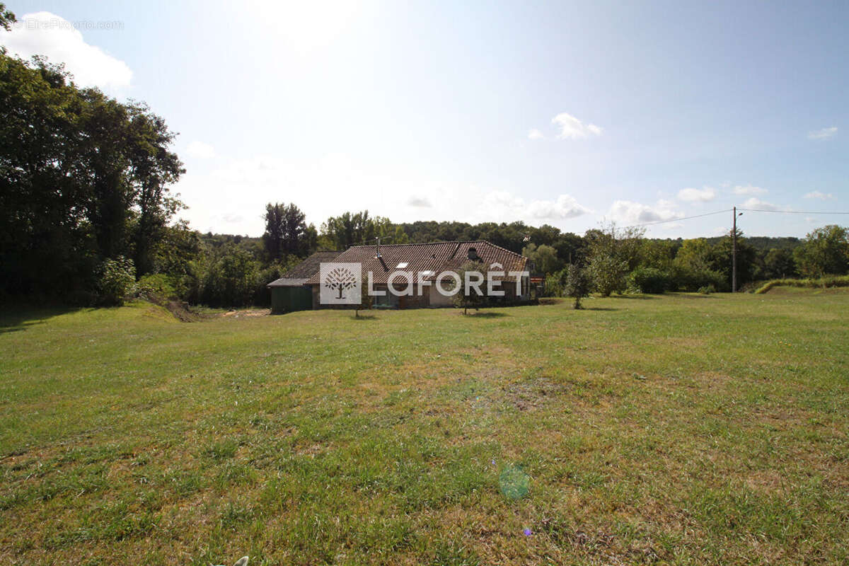 Maison à CONDAT-SUR-TRINCOU