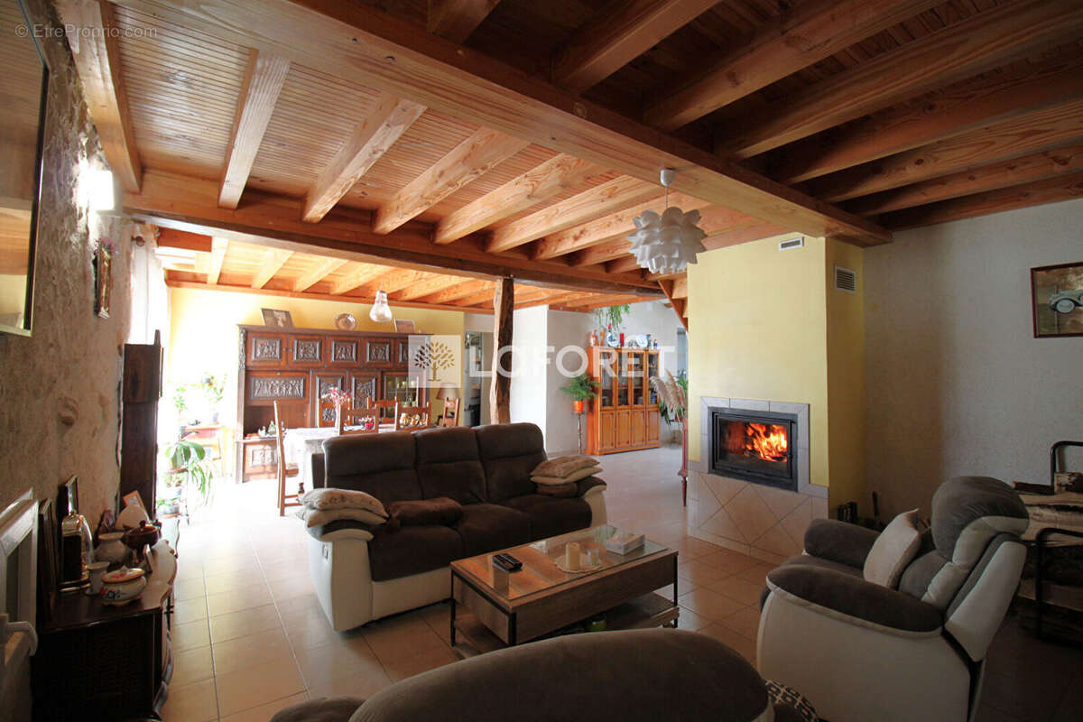 Maison à CONDAT-SUR-TRINCOU