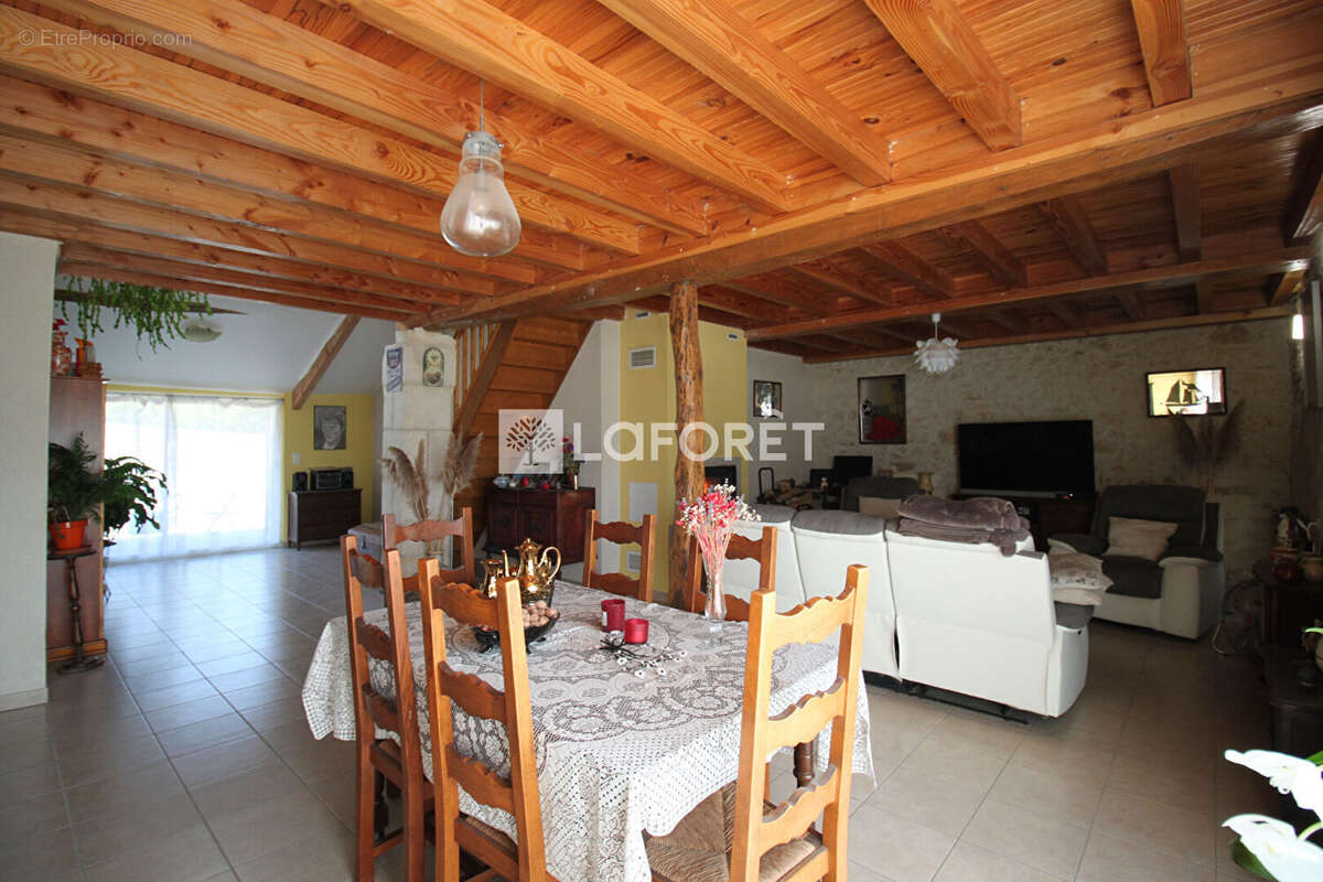 Maison à CONDAT-SUR-TRINCOU