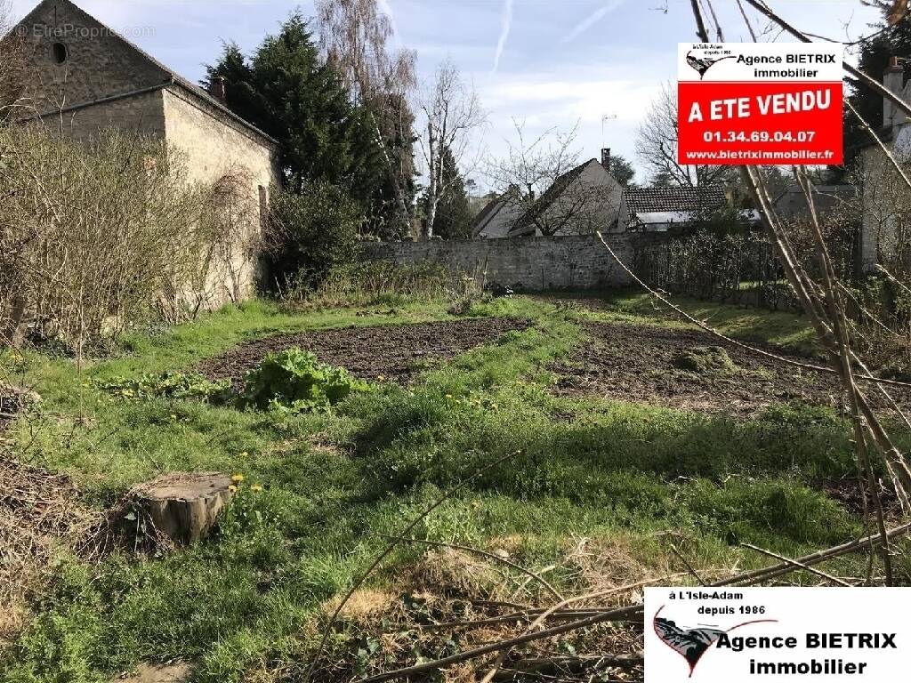 Terrain à NESLES-LA-VALLEE