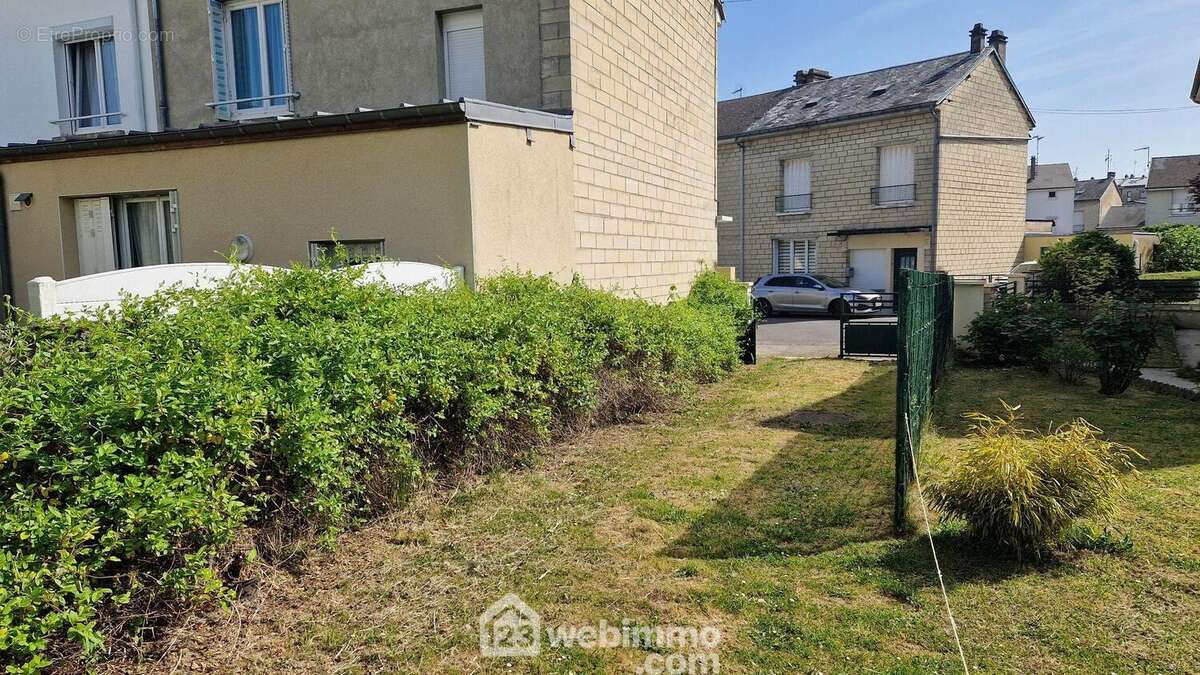 Situé dans un evironnement calme et proche de la gare - Parking à LAON