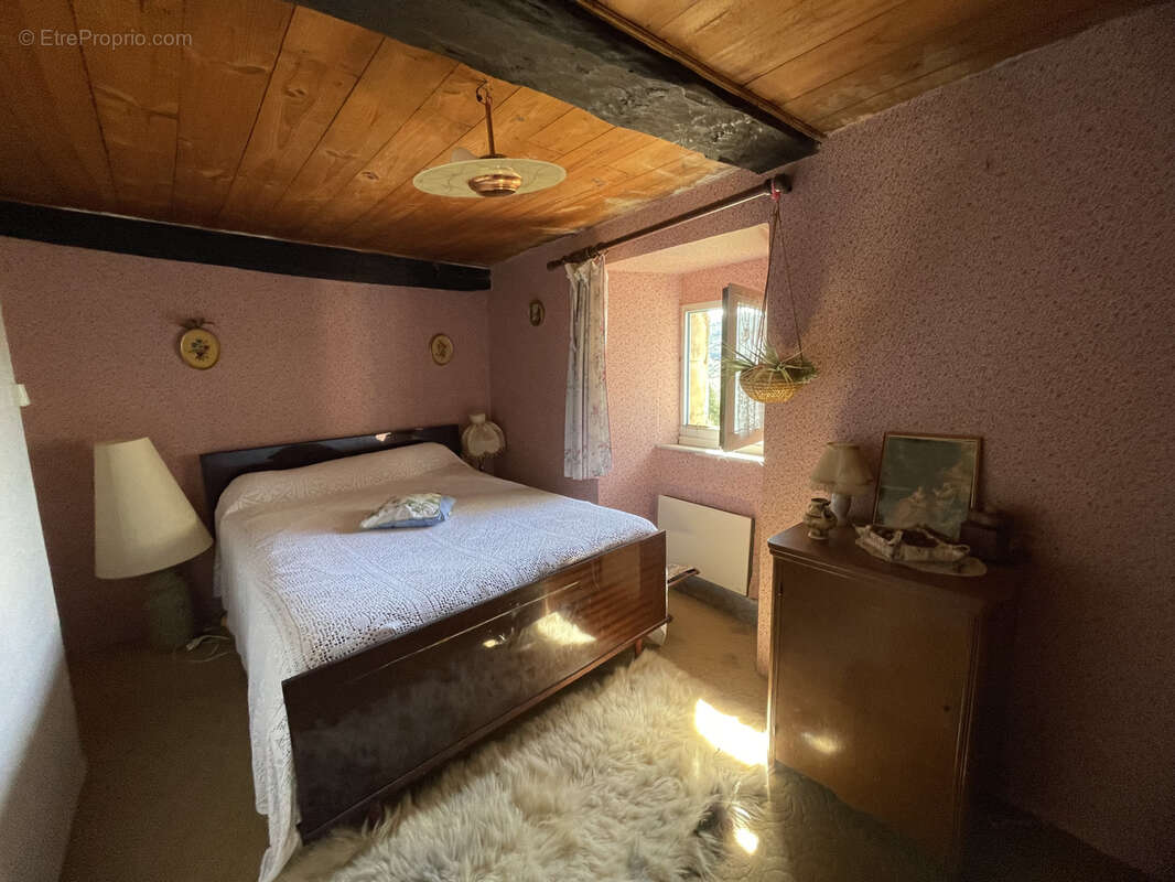 Maison à SAINT-VICTOR-ET-MELVIEU