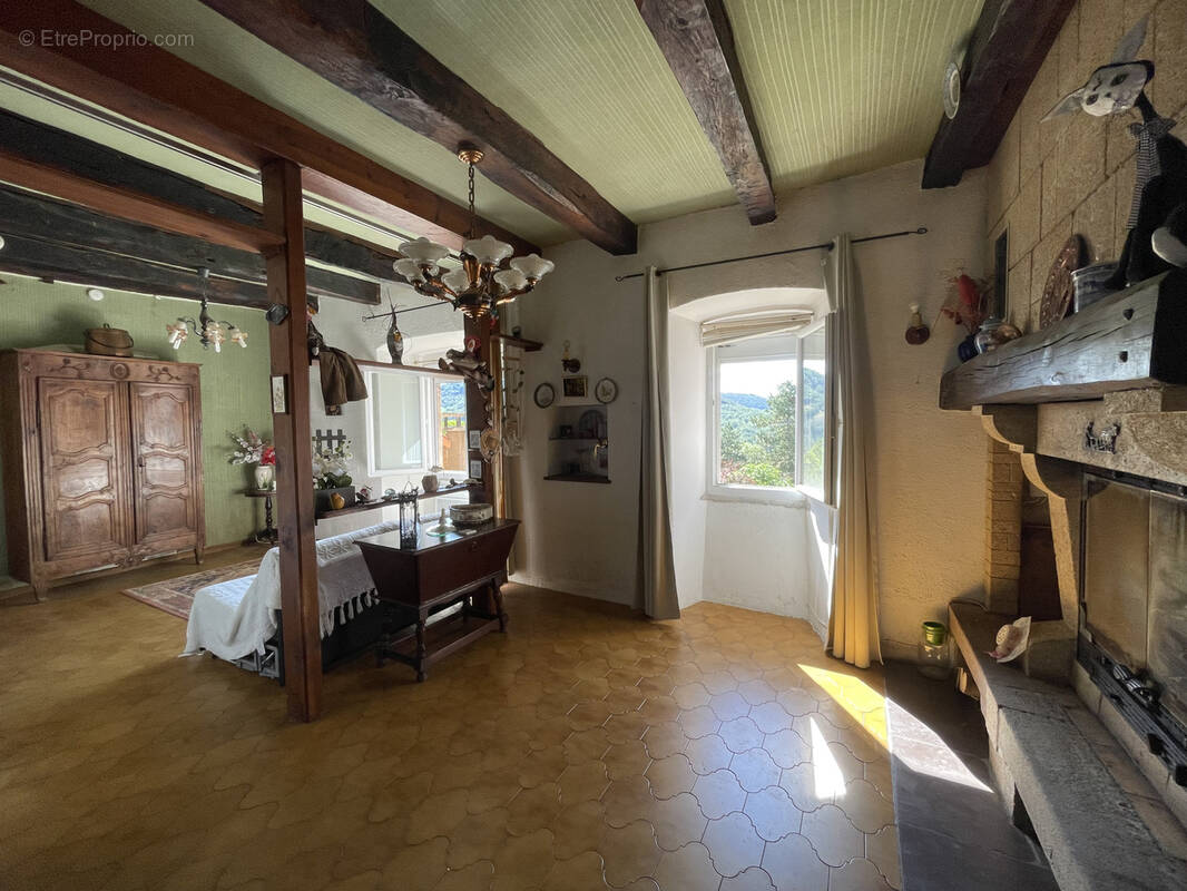 Maison à SAINT-VICTOR-ET-MELVIEU