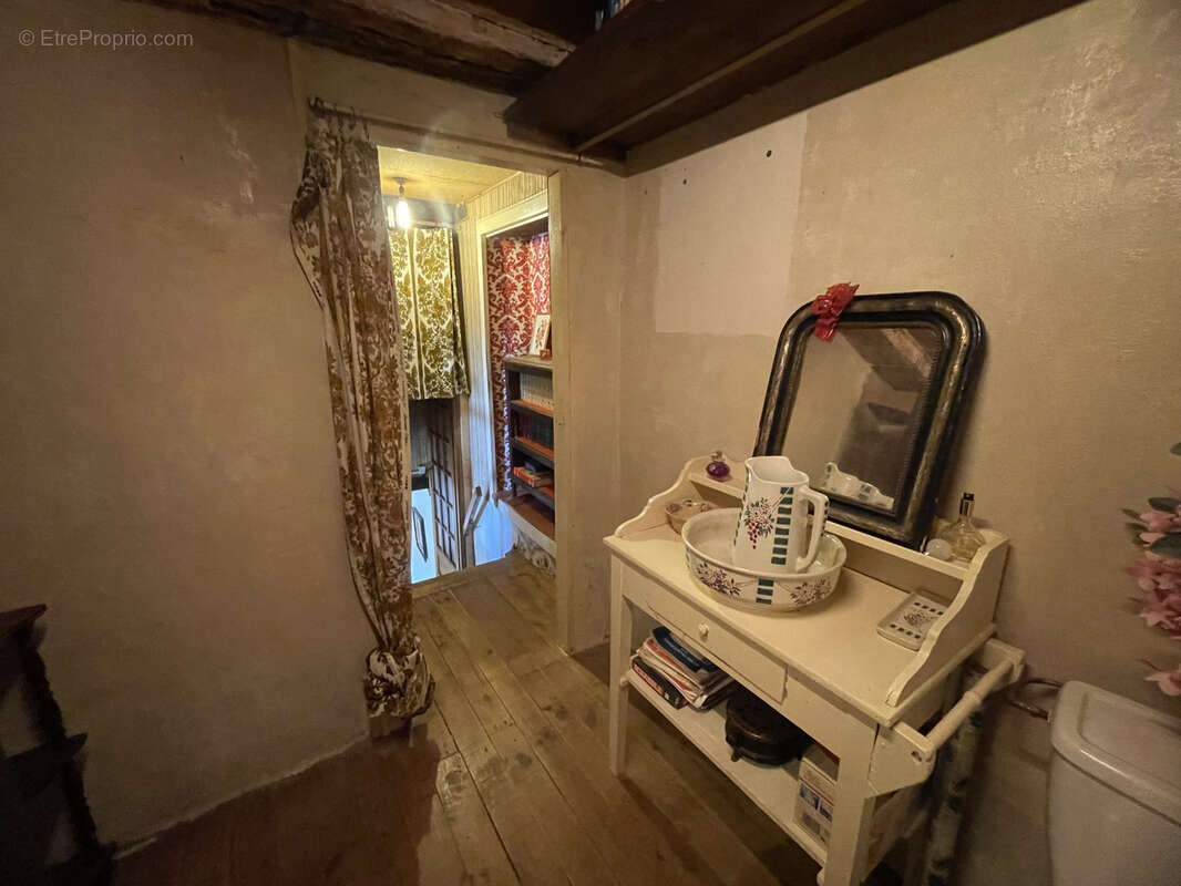 Maison à SAINT-VICTOR-ET-MELVIEU