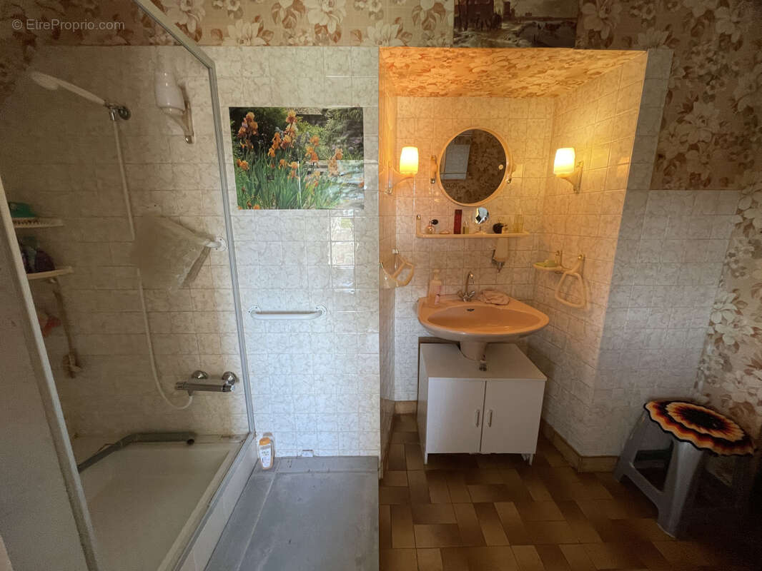 Maison à SAINT-VICTOR-ET-MELVIEU