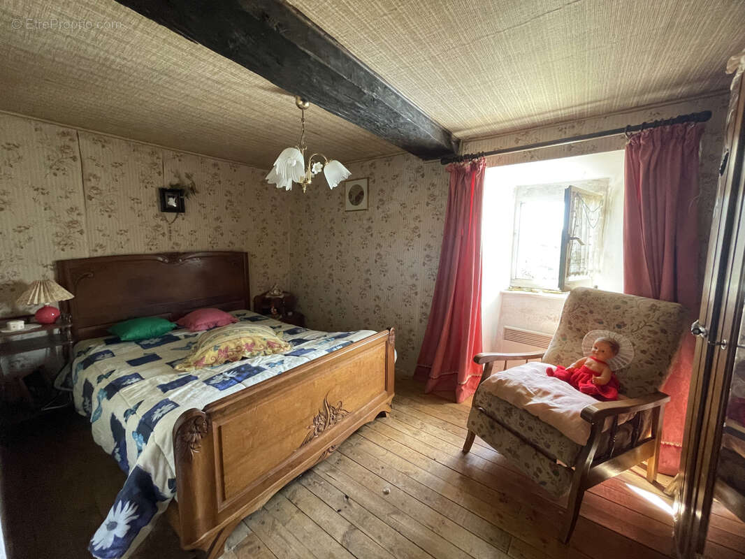 Maison à SAINT-VICTOR-ET-MELVIEU