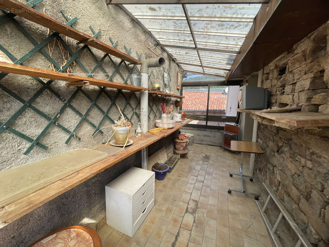 Maison à SAINT-VICTOR-ET-MELVIEU