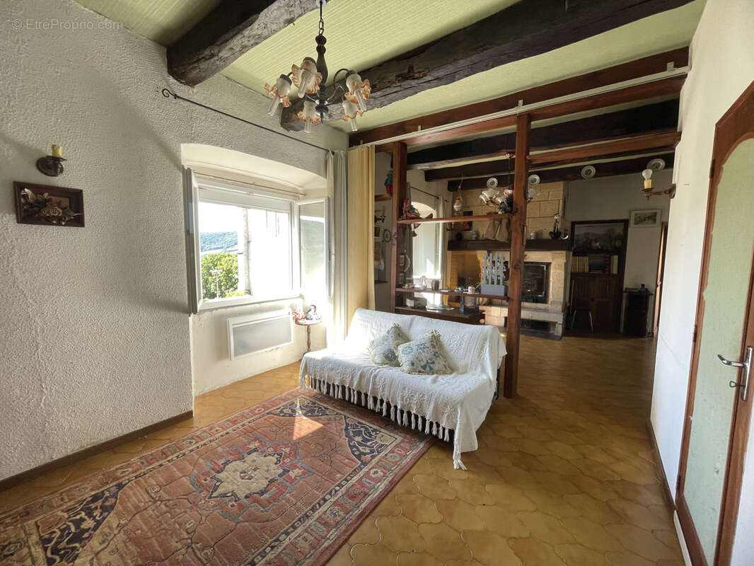 Maison à SAINT-VICTOR-ET-MELVIEU