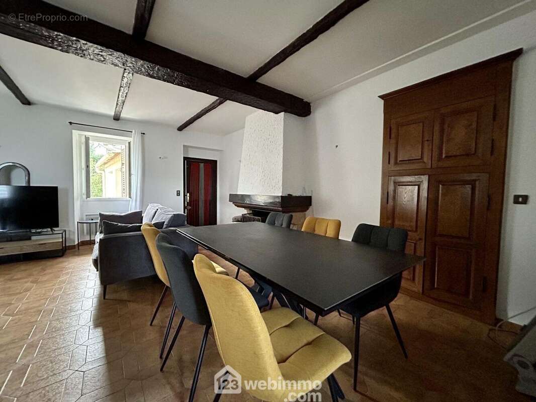 Cheminée, placard bois et poutres apparentes - Appartement à PIETRACORBARA