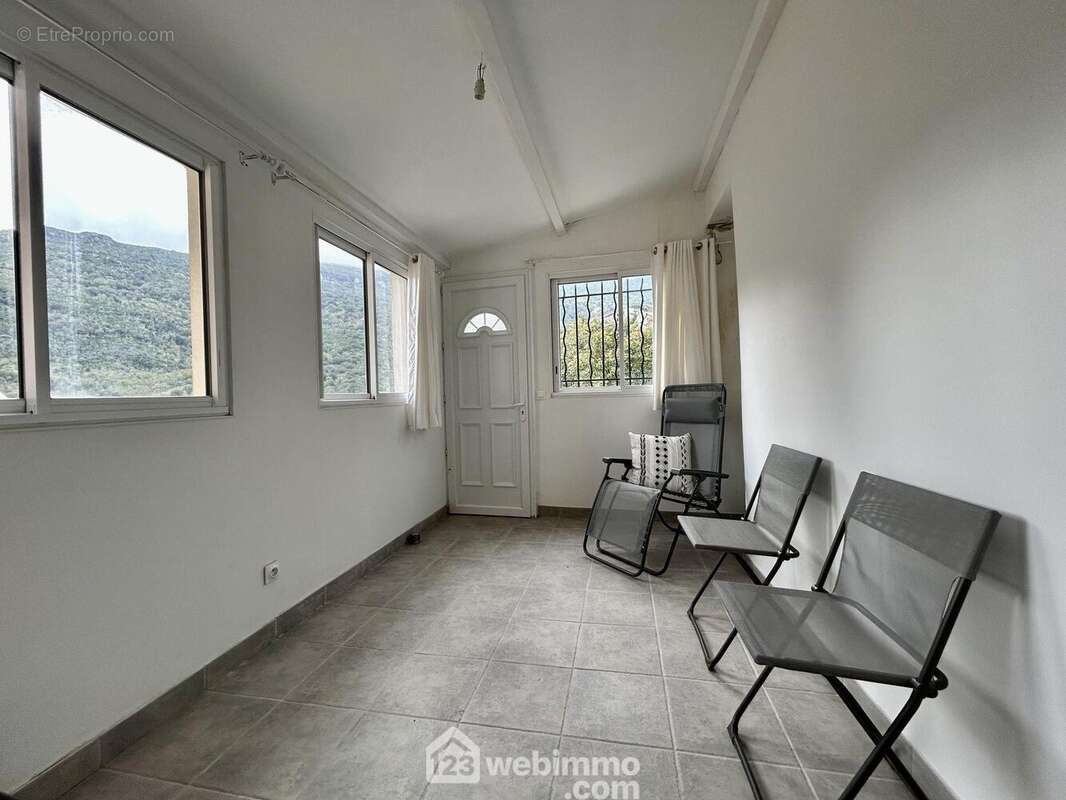 Pièce de 10 m2 à l&#039;entrée du duplex - Appartement à PIETRACORBARA