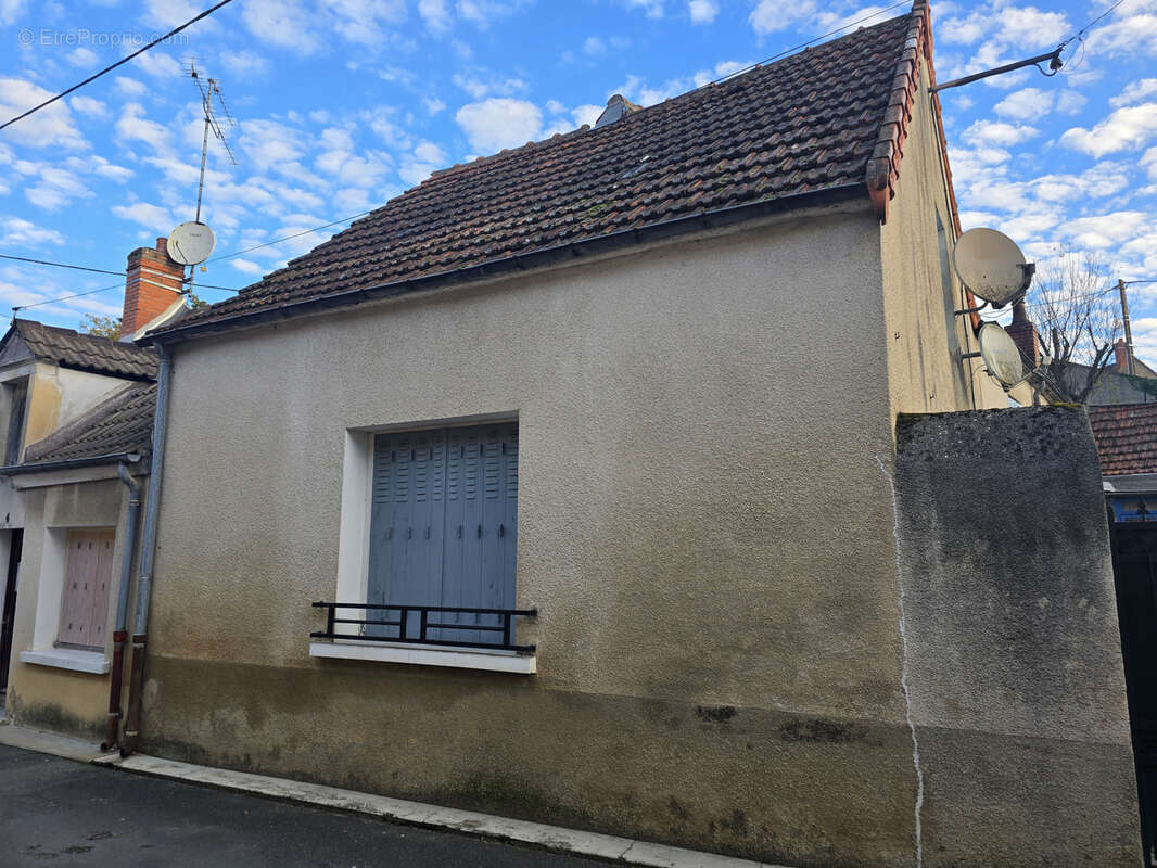 Maison à DUN-SUR-AURON