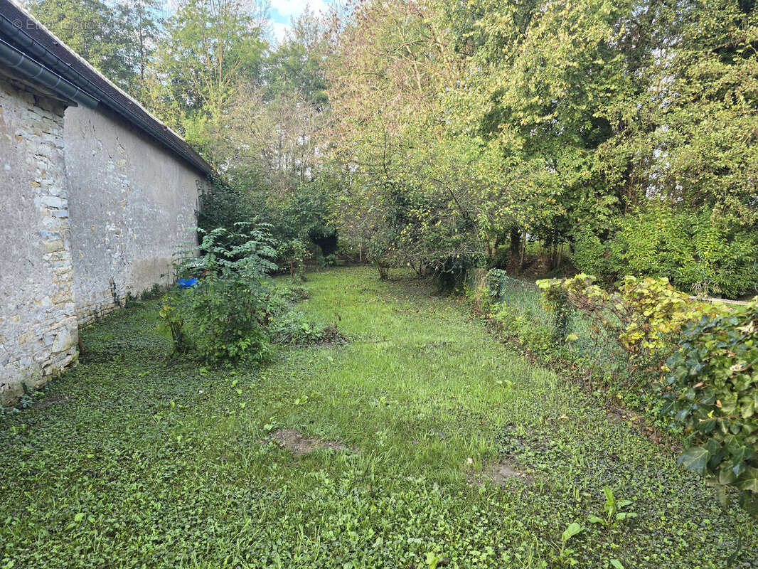 Terrain à DUN-SUR-AURON