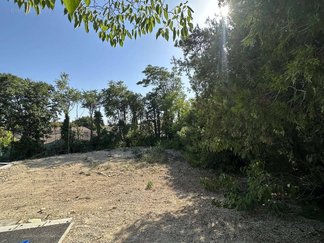 Terrain à PELISSANNE