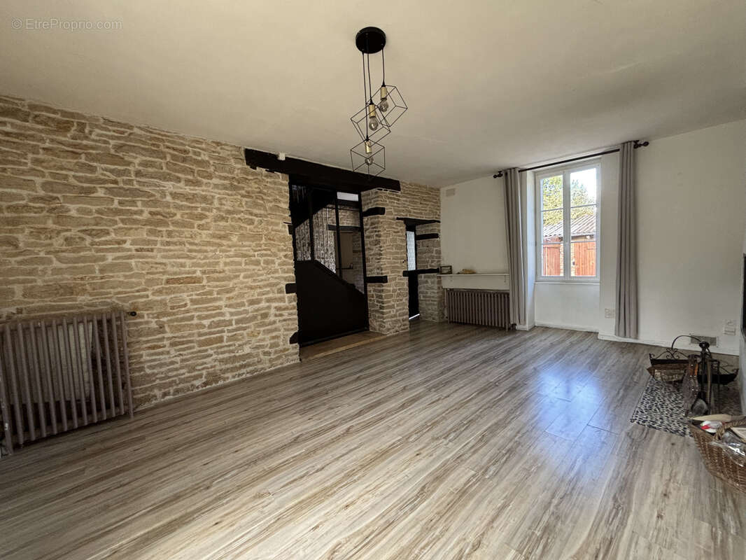 Maison à SAINTE-COLOMBE-SUR-SEINE