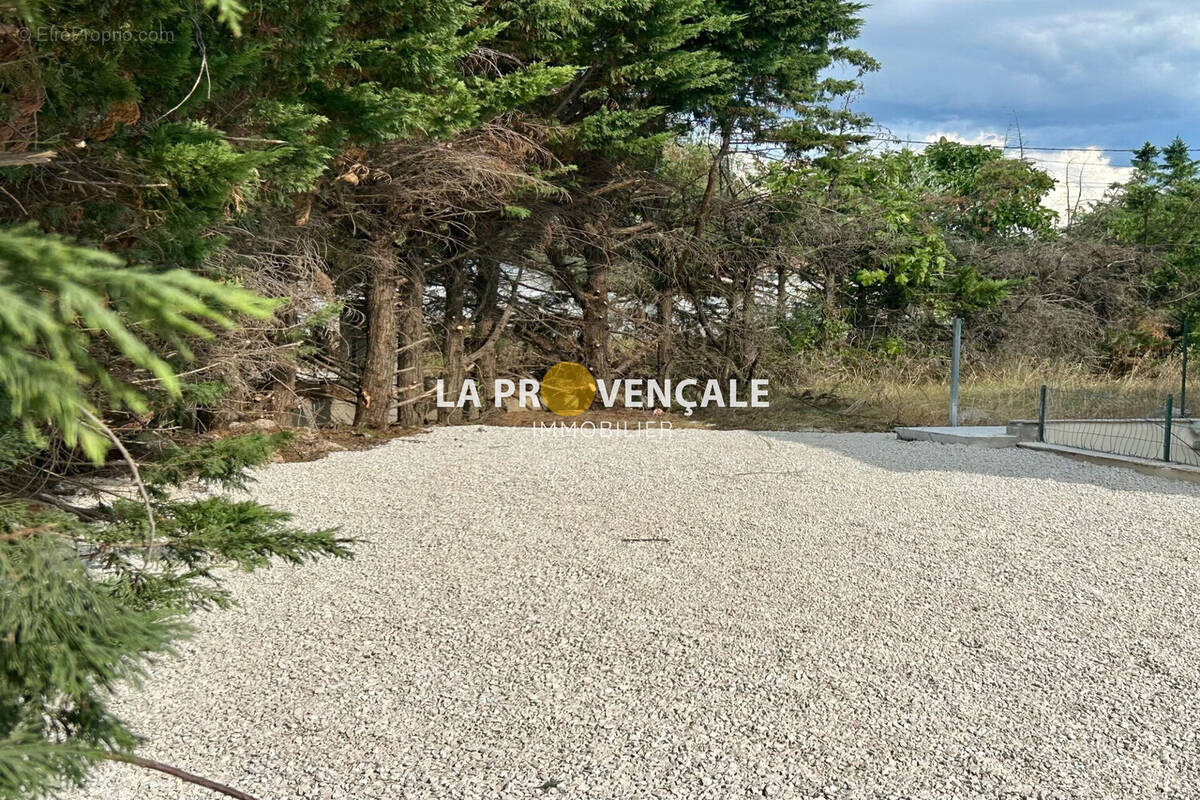 Terrain à POURRIERES