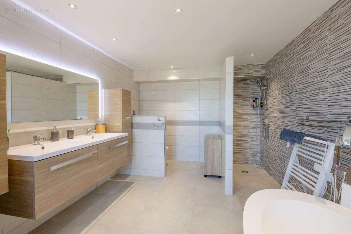 Maison à LES ISSAMBRES