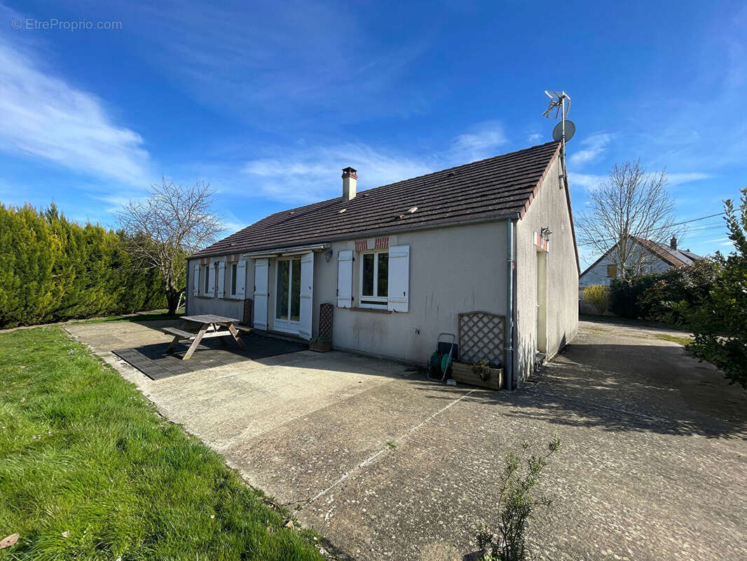 Maison à TILLAY-LE-PENEUX