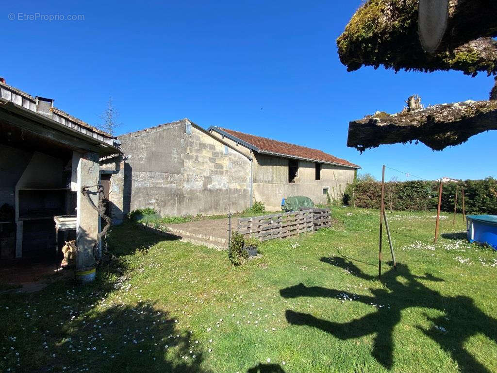Maison à SAINT-CHRISTOLY-DE-BLAYE