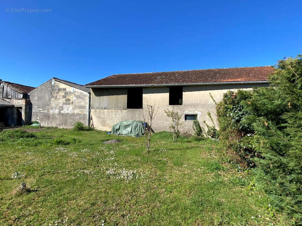 Maison à SAINT-CHRISTOLY-DE-BLAYE